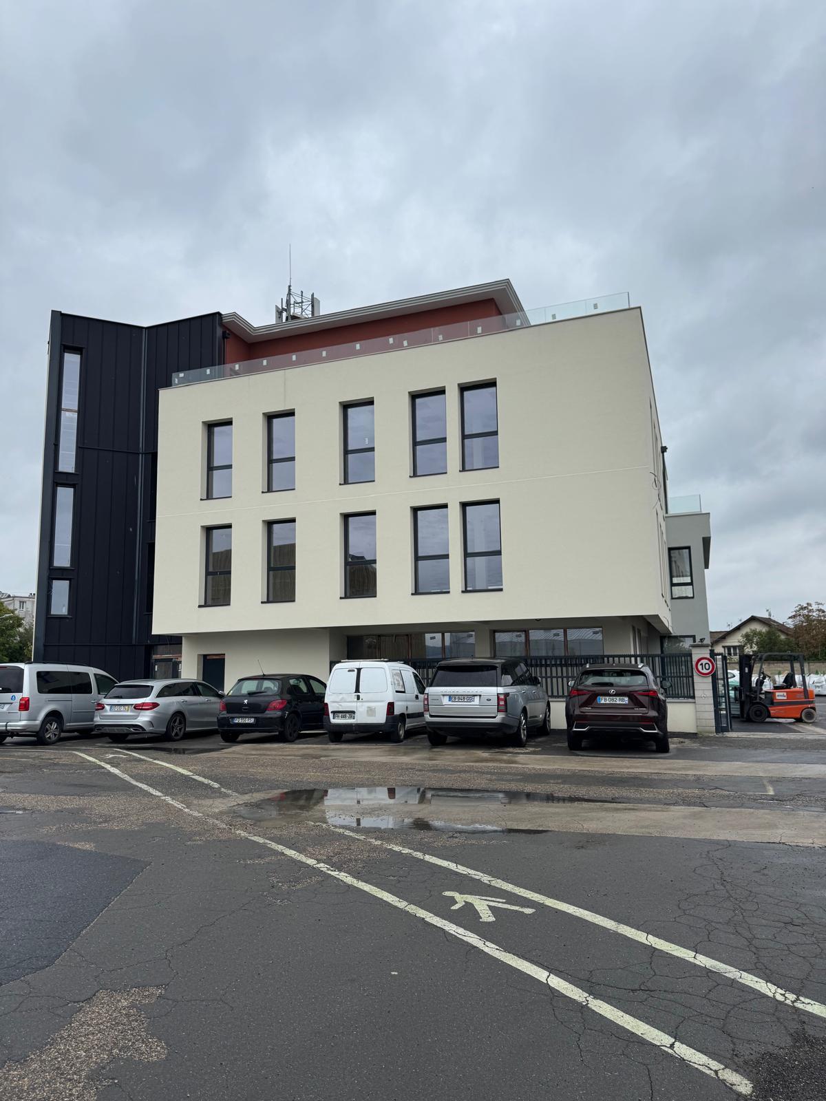 Île-de-France Matériaux — Showroom 650 m² + Plateaux de bureaux 890 m² — photo 1